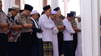 Kapolda Jambi Salat Dzuhur Berjemaah di Masjid Agung Al Falah